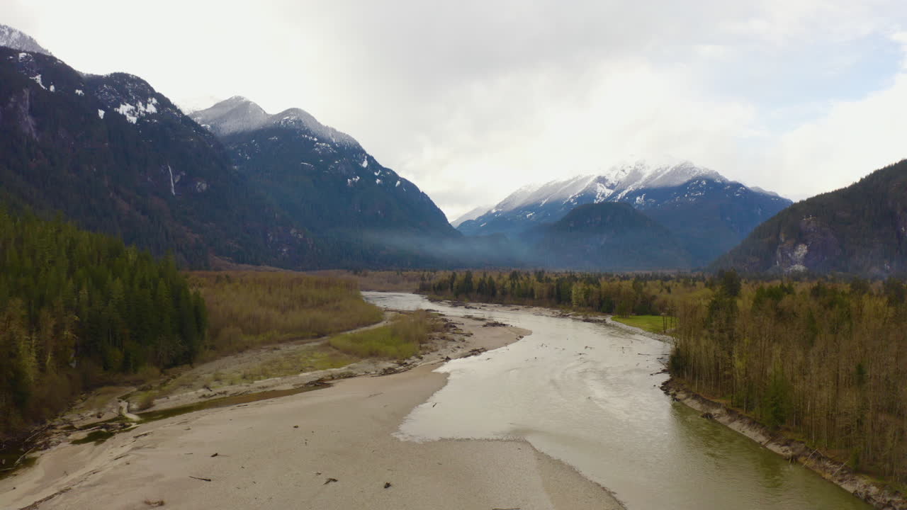 vista aérea de drones de un espectacular valle de montaña en el desierto del noroeste del pacífico