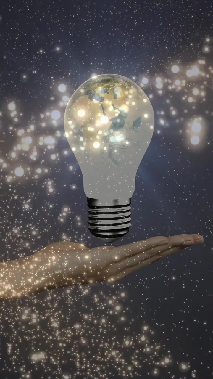Video verticale: Braccio che si alza, lampadina che appare sopra il palmo, globo che fluttua, particelle che visualizzano un'idea