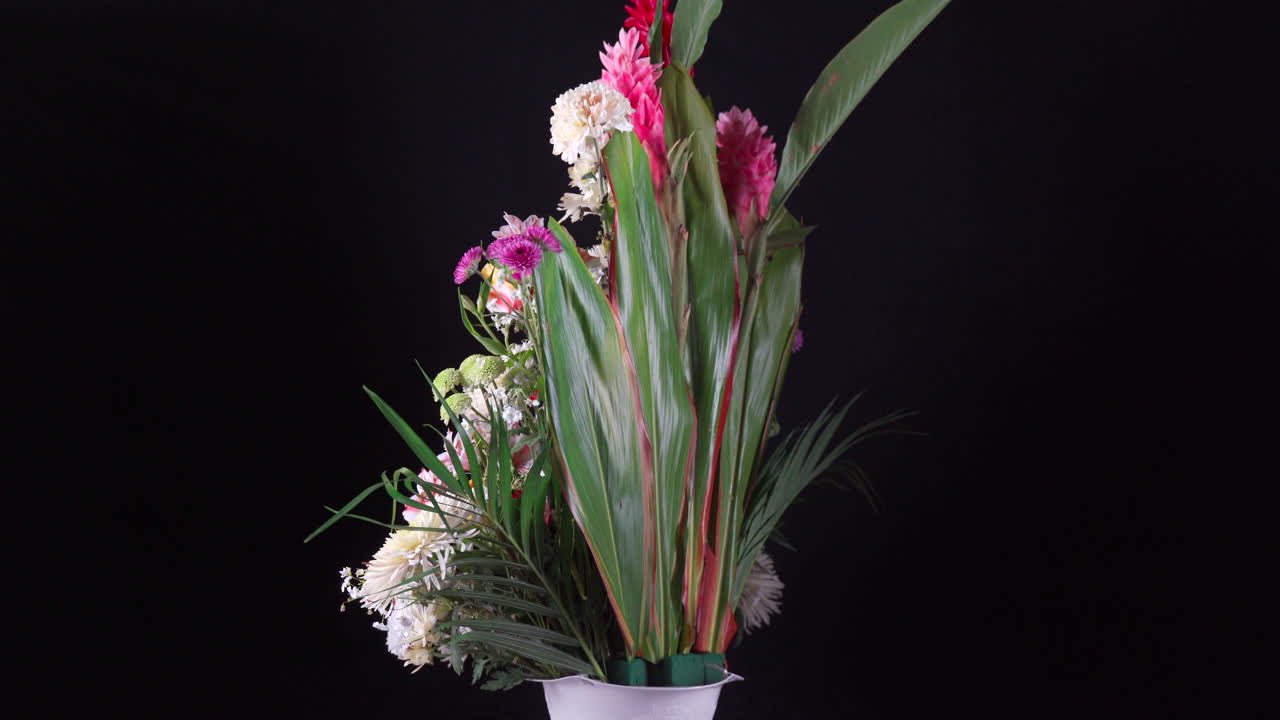 arranjo de cemitério colorido girando em fundo preto