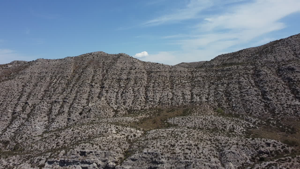 건조한 식물과 함께 산악 풍경