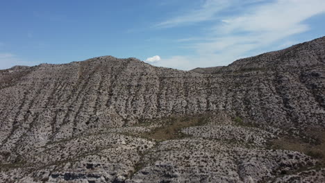 paisaje montañoso con vegetación árida