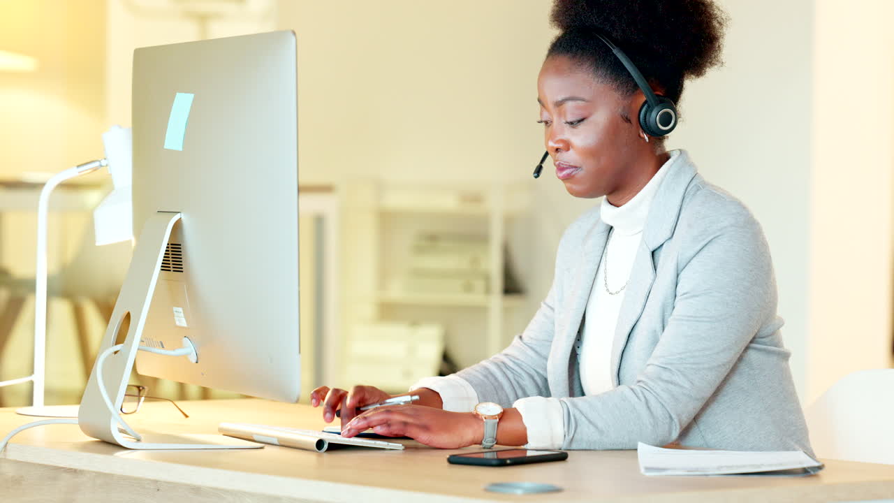 Callcenter-Agent berät einen Kunden per Video