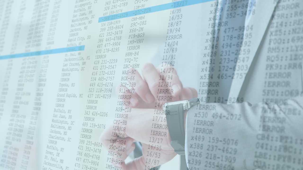 animación del procesamiento de datos con el hombre comprobando el reloj inteligente en las pantallas de fondo