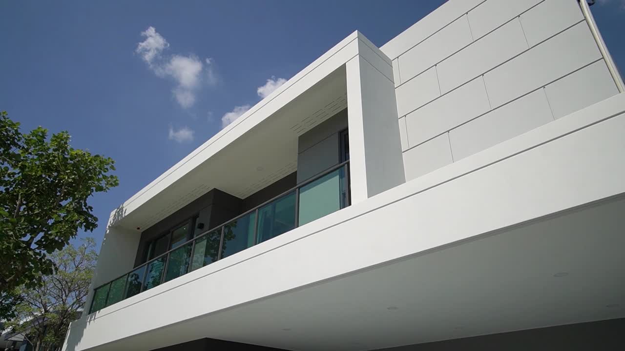 diseño exterior de casa minimalista y moderno blanco, sin personas, inclinado hacia abajo-3