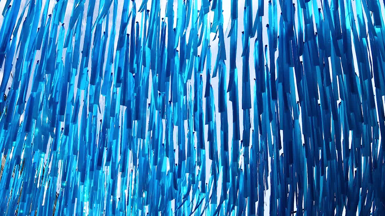 활기찬 파란색 스트리머가 바람에 날아다닙니다.