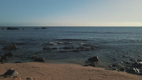 Vista-En-Cámara-Lenta-De-Olas-Tranquilas-En-La-Playa