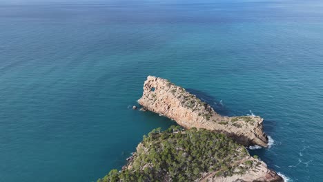 Mirador-De-Sa-Foradada-Auf-Mallorca,-Spanien-Mit-Türkisfarbenem-Wasser,-Luftaufnahme