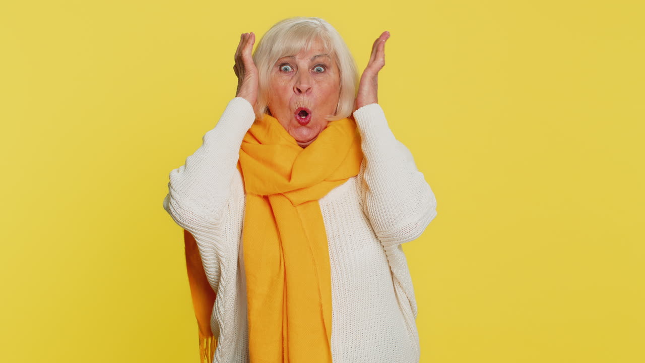 Eccitata donna stupita sorpresa guardando la telecamera con occhi grandi scioccata dall'improvvisa vittoria wow emozione