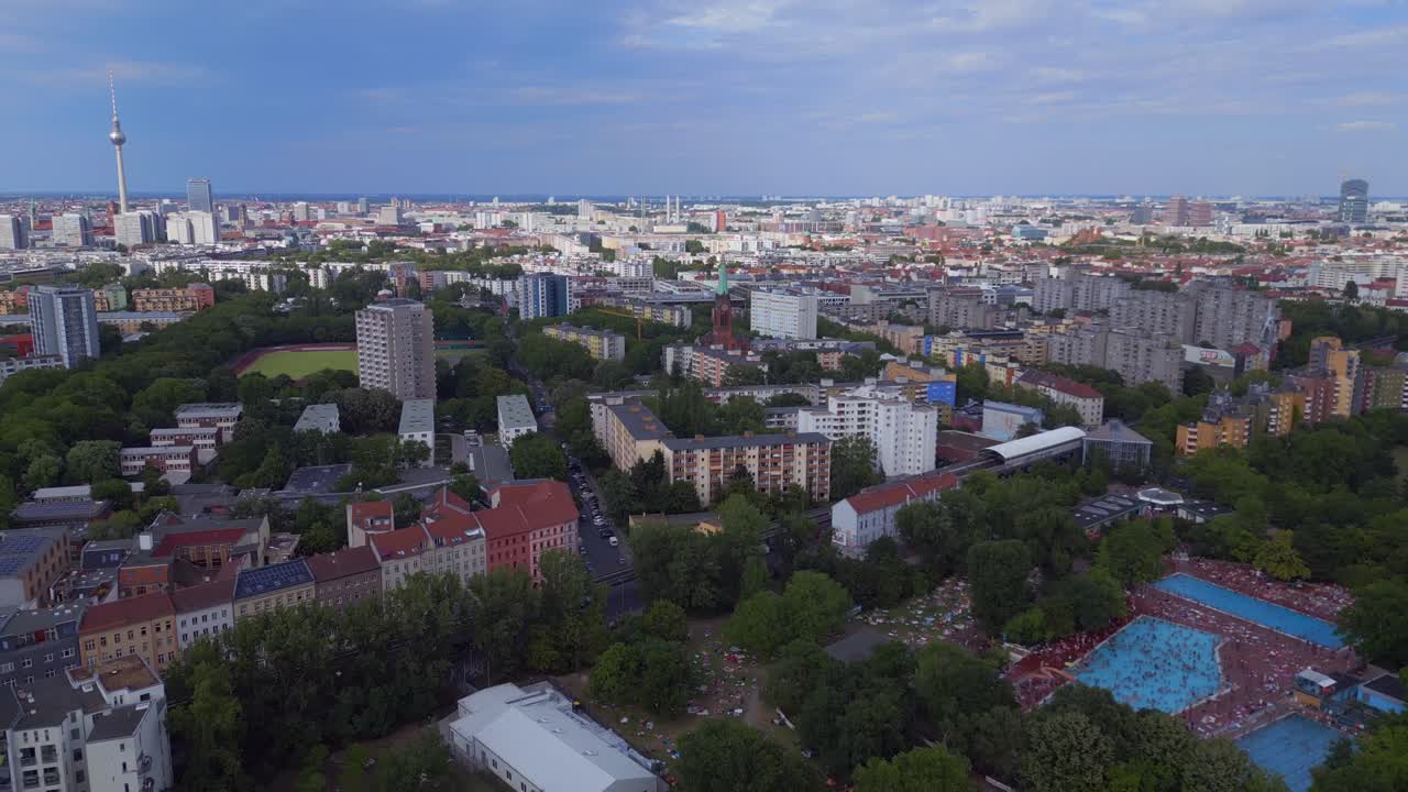 gran sombra bonita vista aérea de arriba vuelo piscina pública prinzenbad, ciudad berlin alemania día de verano 2023