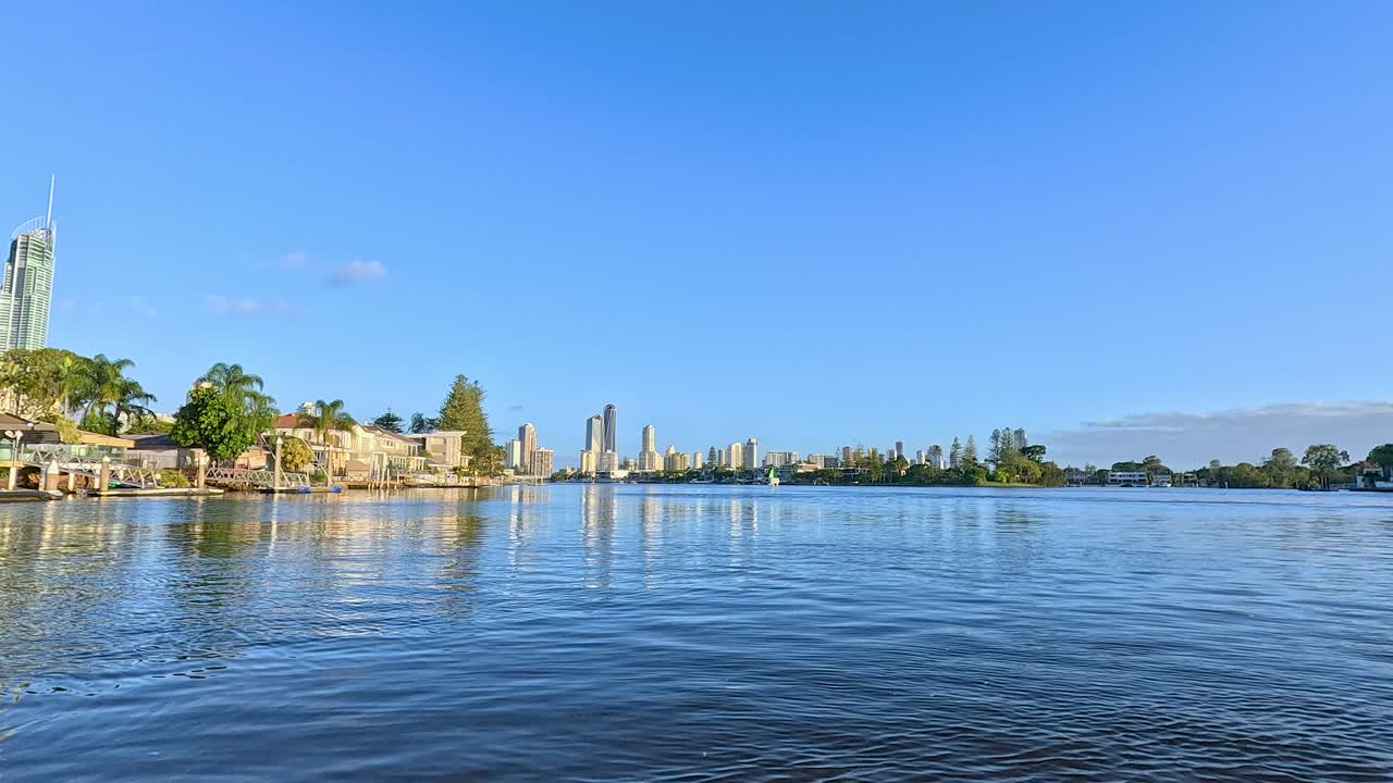 도시 스카이라인을 볼 수 있는 경치 좋은 강 항해