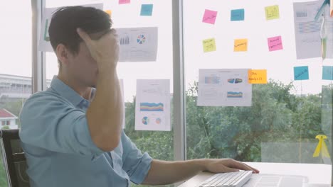 molesto hombre de negocios enojado preocupado por la falla repentina de la computadora, hombre estresado tienen grandes problemas y perdieron perder un gran negocio mientras trabajaba en la computadora en el escritorio en la oficina, los perdedores concepto de decepción