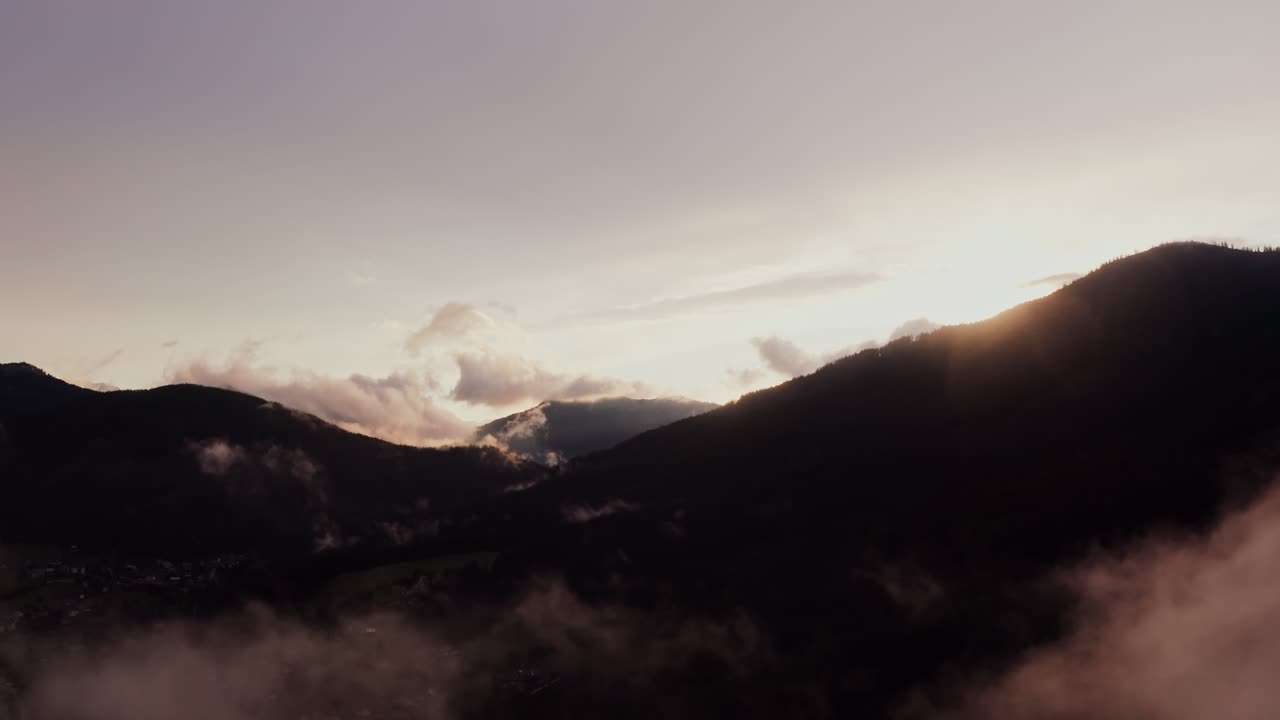 el amanecer o el atardecer sobre las montañas brumosas