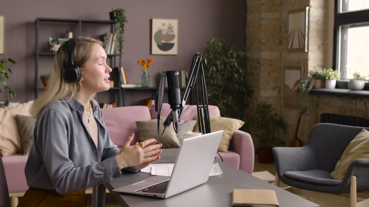 два японских друга веселятся на кухне во время приготовления пищи