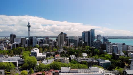 Das-Stadtzentrum-Von-Auckland-Und-Der-Albert-Park-Aus-Der-Luft-Ziehen-Sich-Zurück,-Aufsteigende-Aufnahme