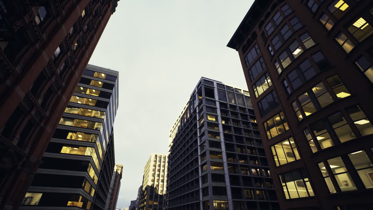 Strutture in vetro lucido riflettono le sfumature del tramonto con calda illuminazione interna