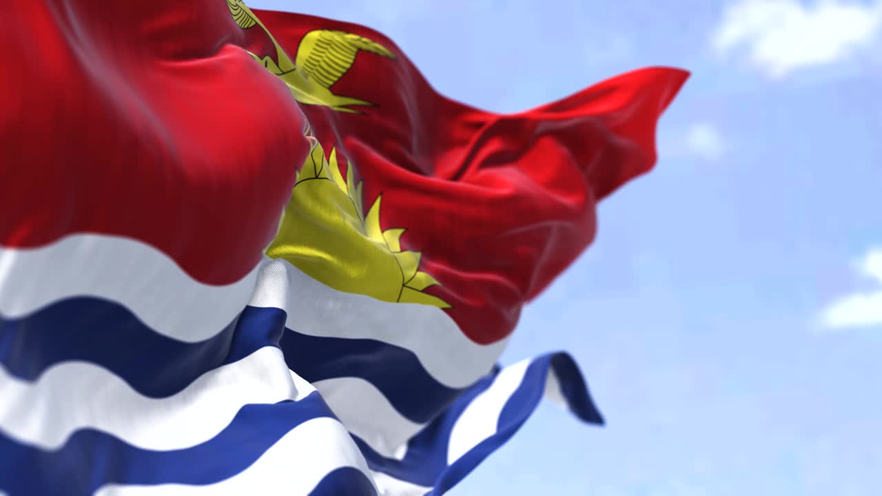 은 날 에 바람 에 흔들리는 키리바티 의 국기 의 상세 한 모습