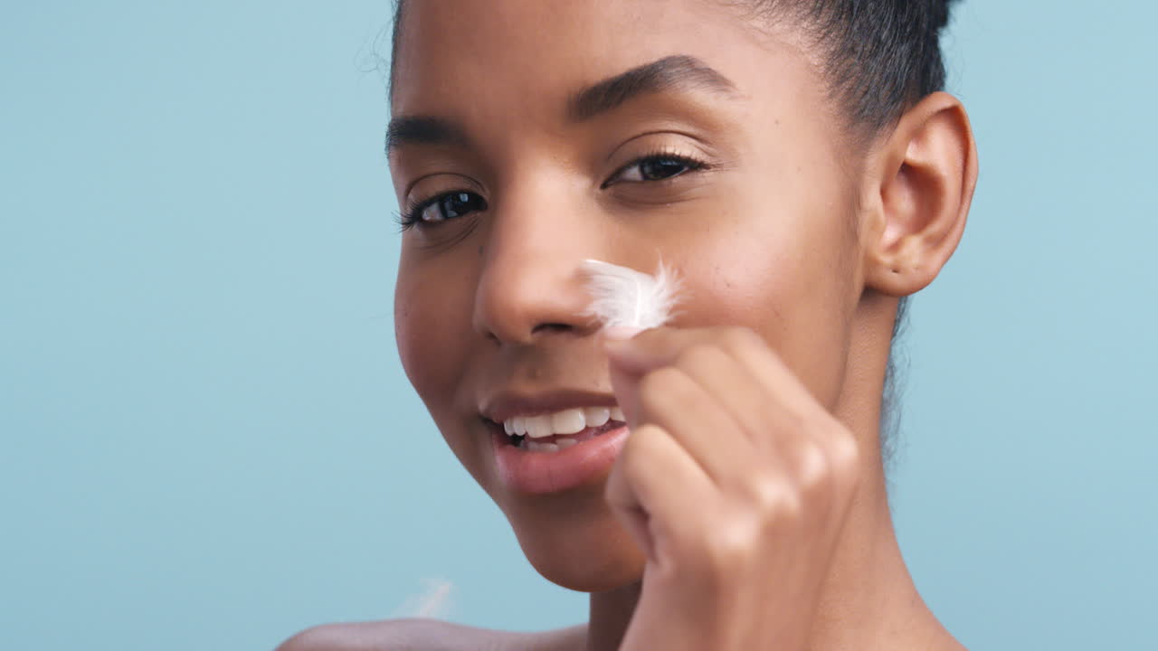 mujer brasileña, pluma o cuidado de la piel brillante