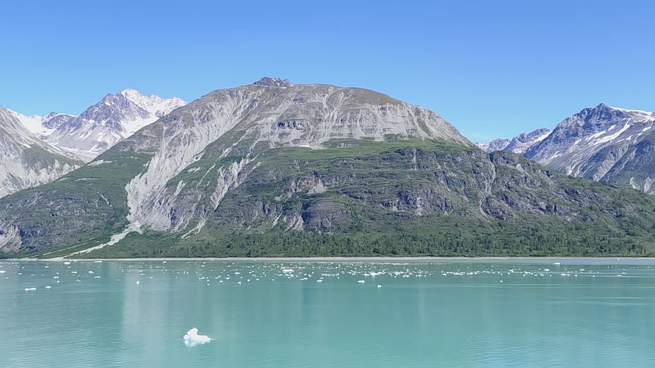 Núi non hùng vĩ và nước xanh ngọc với những tảng băng trôi ở Vịnh Glacier, Alaska.