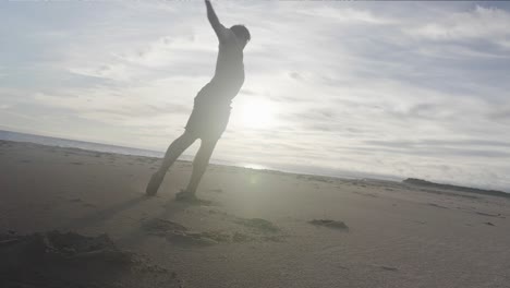 bailarina en la playa desde un ángulo bajo