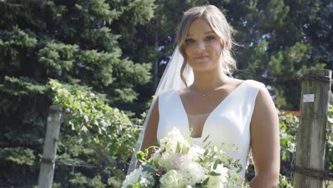 la novia sonríe y brilla en el sol.