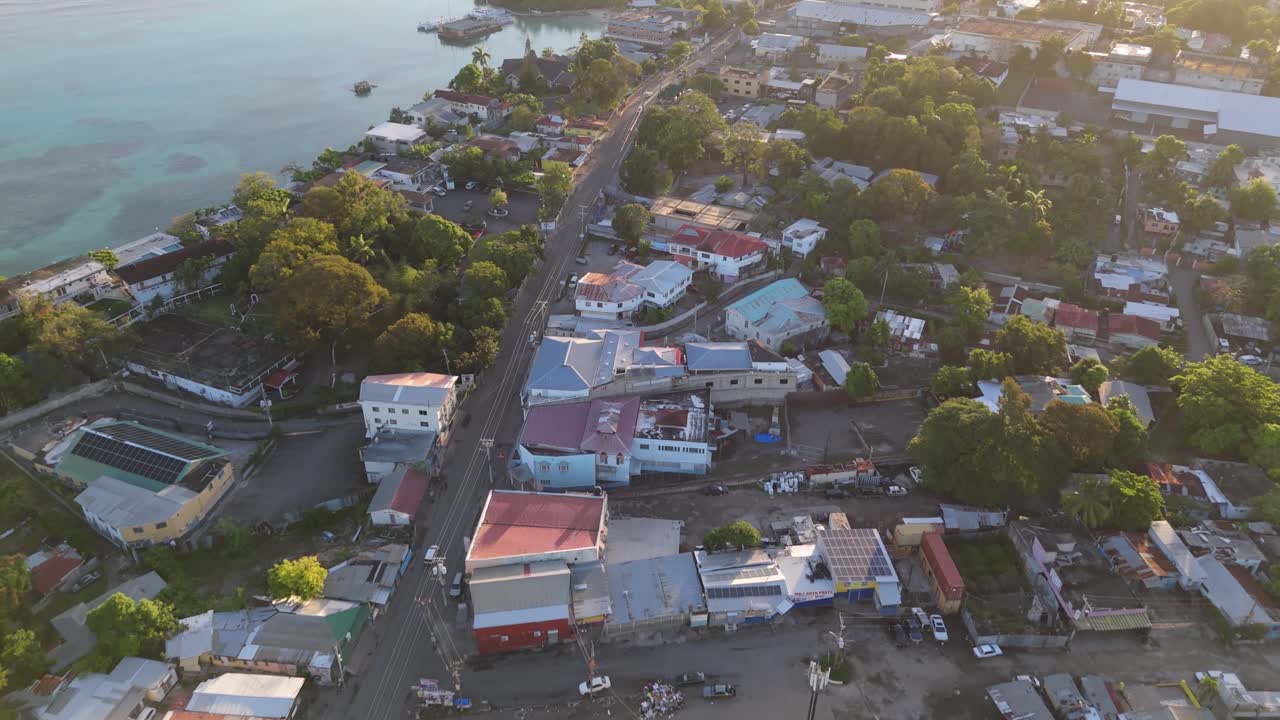 Via principale e mercato di Ocho Rios dall'alto.