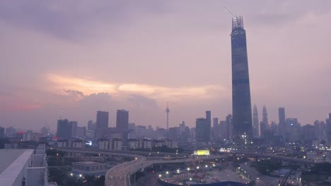 el rascacielos de intercambio 106 y sus desarrollos al atardecer, kuala lumpur, malasia