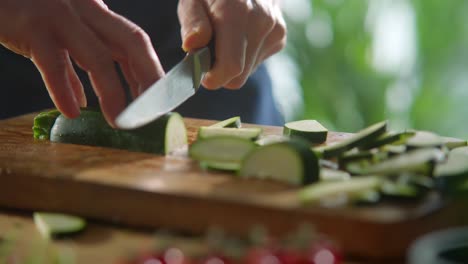 Cortar-Pepino-Con-Un-Cuchillo-Afilado-Sobre-Una-Tabla-De-Cortar-De-Madera