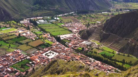 秘魯村莊的風景從山頂看