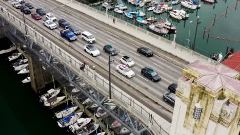 tráfico en el puente de la calle burrard sobre el puerto deportivo en false creek durante el mitin del convoy de camioneros en vancouver, bc, canadá