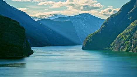 navire de croisière naviguant dans les fjords norvégiens entre les collines de montagne, destination timelapse en flam norvège