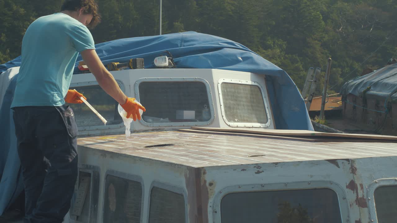 보트 지붕에 두꺼운 에포크시를 부어 접착판을 붙이는 것