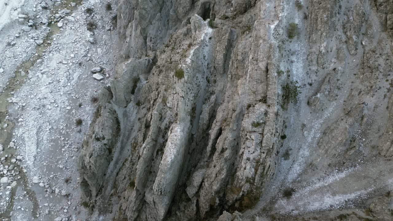 Luftoptagelser med drone over Susaibes-strømmen nær Andreis, Italien: klart vand, stenet bund og uberørte alpine omgivelser. Ideel til natur, rejser og naturskønne stockoptagelser.