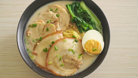 Fideos-Ramen-En-Sopa-De-Hueso-De-Cerdo-Con-Cerdo-Asado-Y-Huevo-O-Fideos-Ramen-Tonkotsu---Estilo-De-Comida-Japonesa