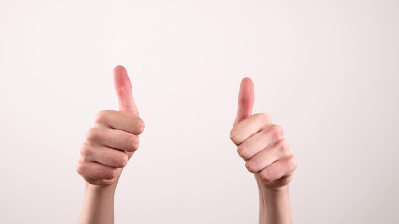 아래에서 프레임 안팎으로 두 개의 엄지 손가락