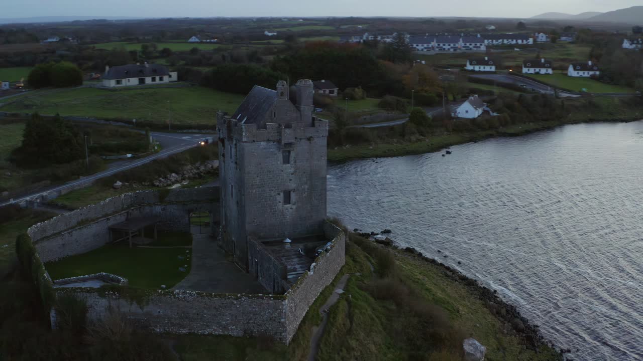 tomada aérea de la órbita del castillo de dunguaire revelando la bahía de kinvara