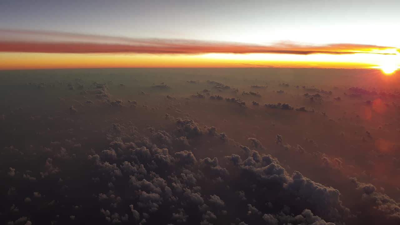vista cinematográfica aérea de un increíble amanecer con cálidos colores naranjas