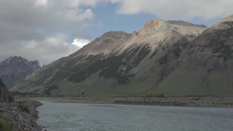 Fluss-An-Einem-Patagonischen-Nachmittag