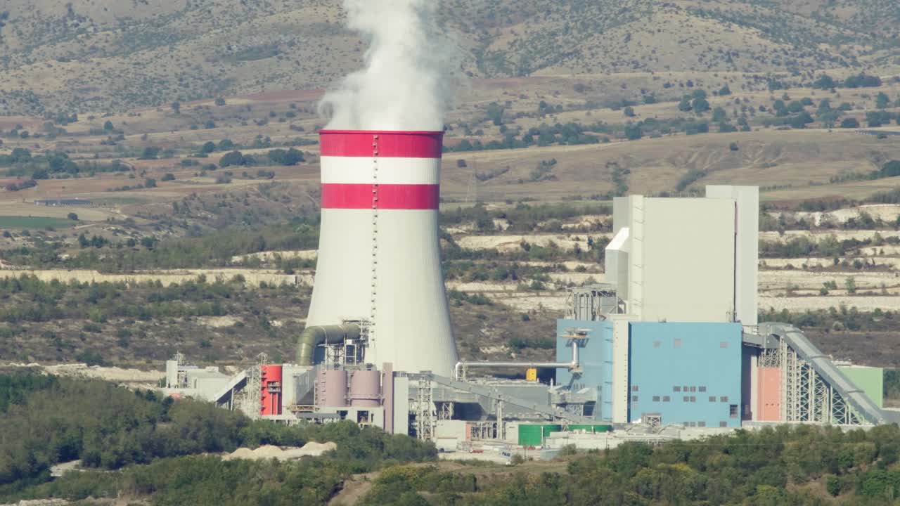 central eléctrica de carbón planta de humo de vapor chimenea día soleado cielo despejado de cerca