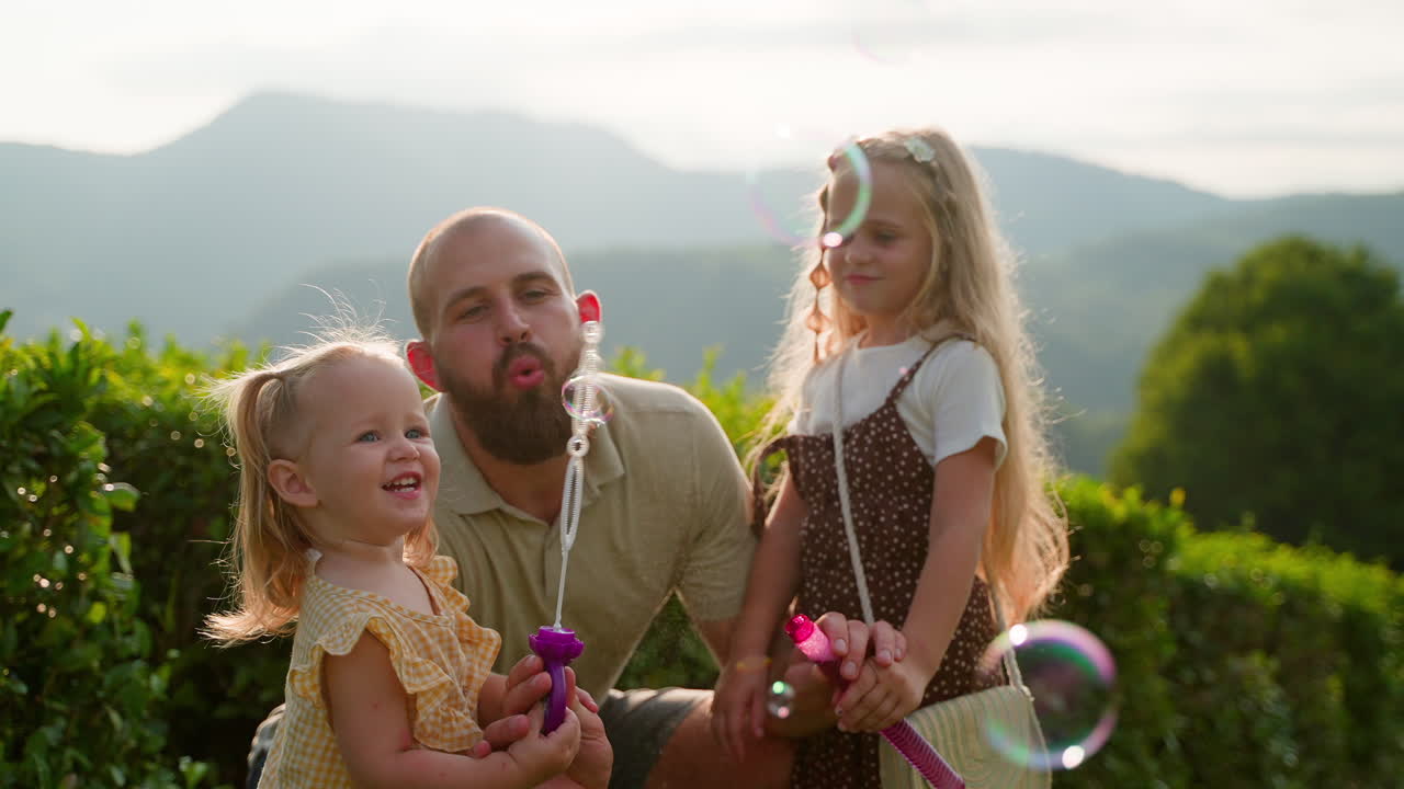 산에서 거품과 함께 가족 재미