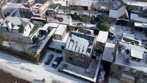 Jib-De-Paneles-Solares-En-La-Azotea-De-La-Casa-Cubierta-De-Nieve