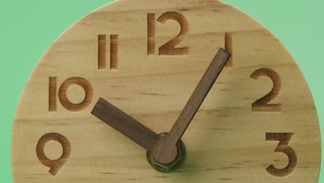el reloj de madera a las 9.45.
