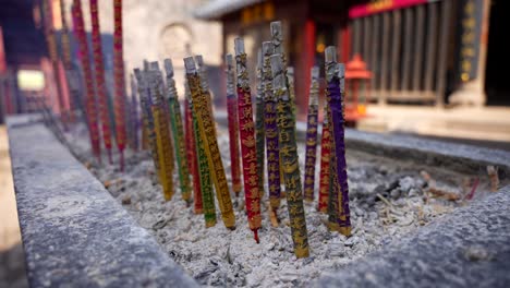 coloridos palillos de incienso chinos ardiendo en un templo sagrado de pingyao.