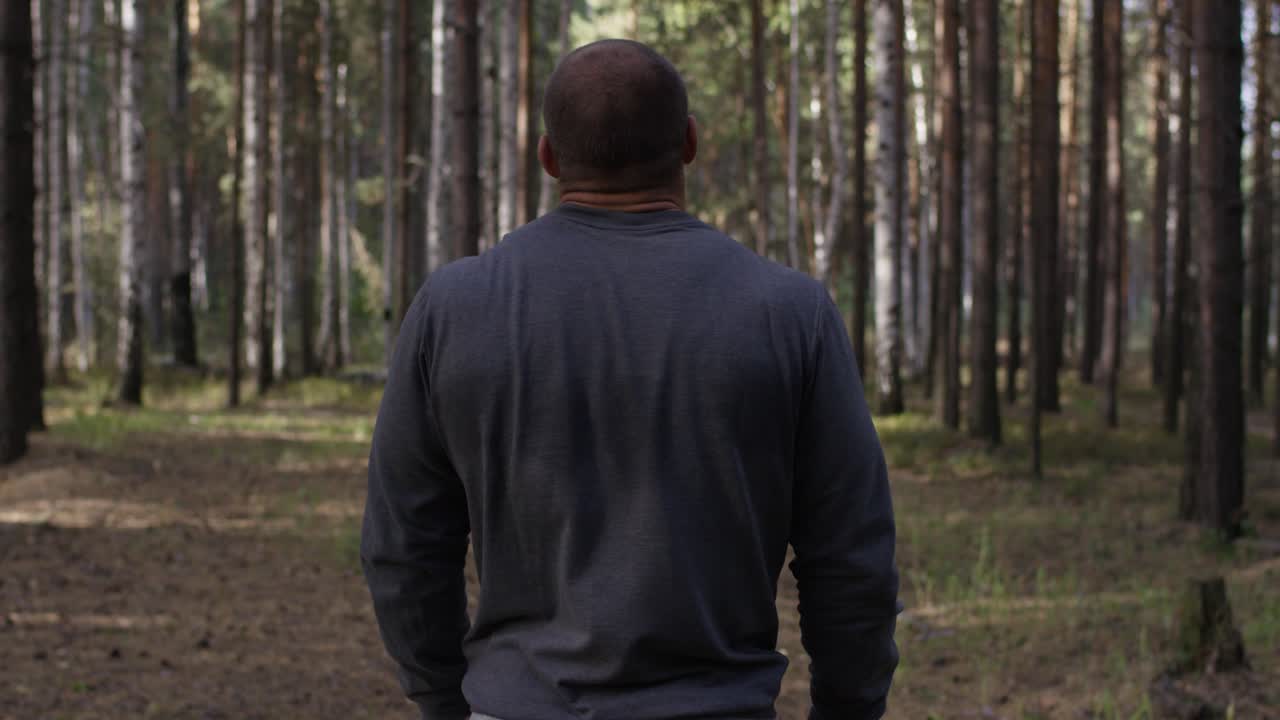 숲에서 고 있는 남자