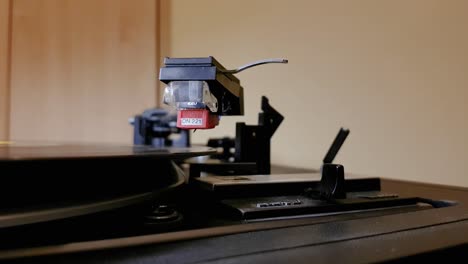 vinilo vintage giradiscos tonearm tocando primer plano 03