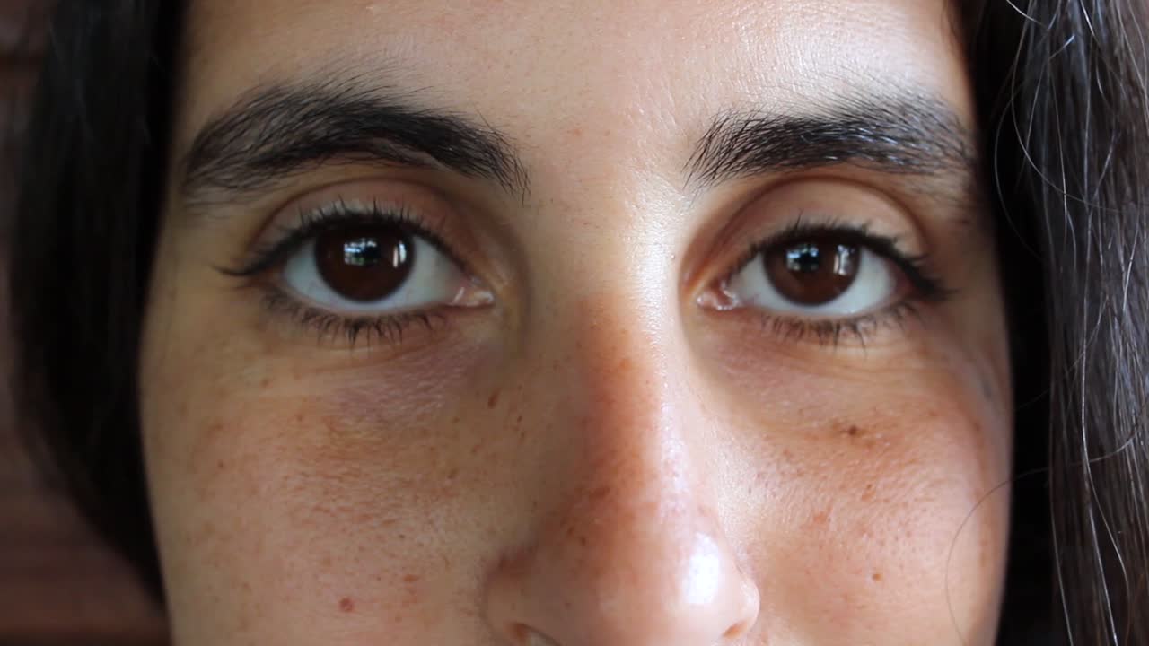 grandes ojos marrones de mujer rodando de cerca