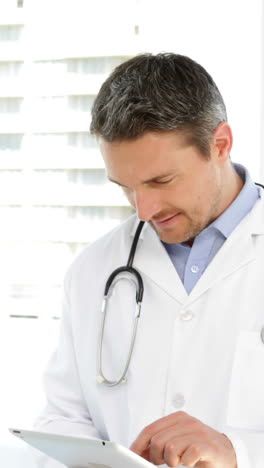 médico que utiliza una tableta