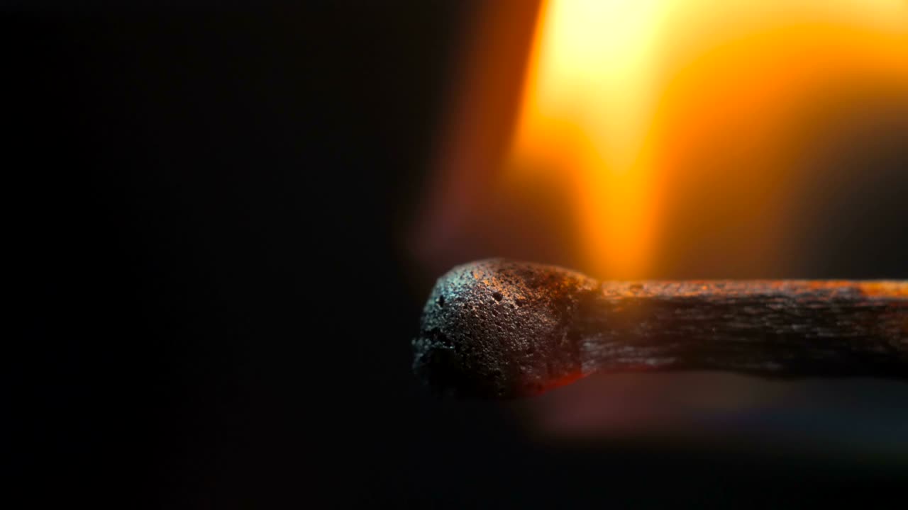 un fósforo de madera encendido ardiendo