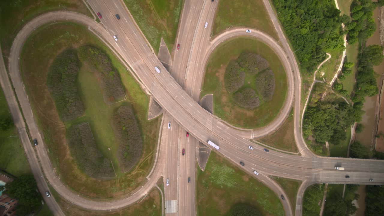 vista de pájaro de allen parkway en el área del parque houston bayou
