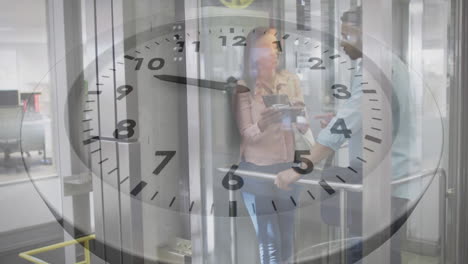 animación de reloj en marcha contra un hombre y una mujer diversos discutiendo en el ascensor en la oficina