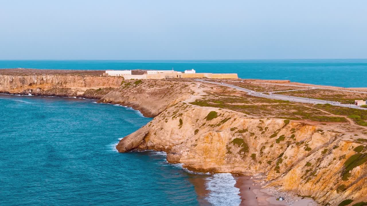 Vista costiera di scogliere e oceano vicino a un sito storico in Portogallo